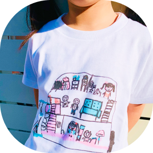 自分が描いた絵のTシャツを着る子ども