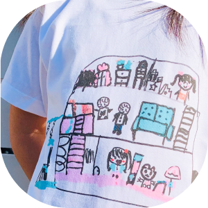 自分が描いた絵のTシャツを着る子ども