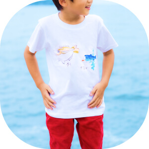 自分が描いた魚の絵のTシャツを着る子ども